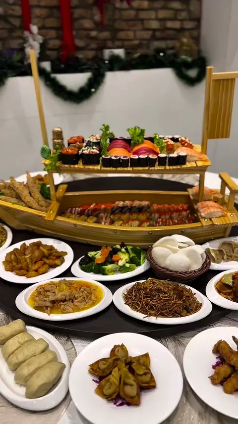 Barka sa sushijem i kineska jela na stolu, Chin Chin