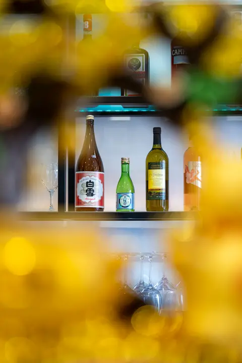 Boce sakea na šanku restorana Chin Chin