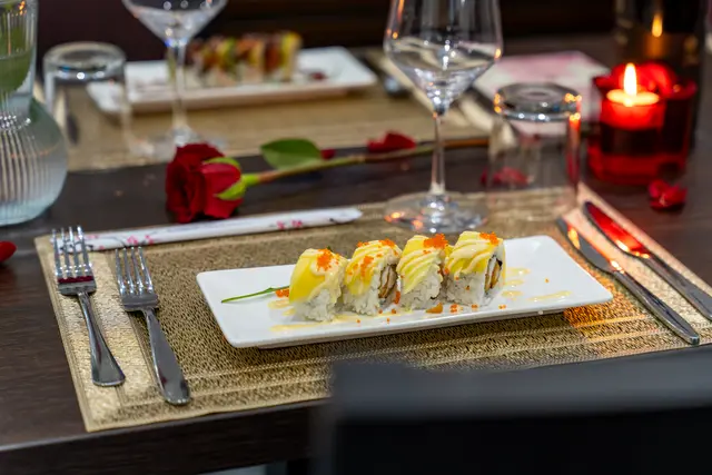 Postavljen stol sa svijećom i sushijem u restoranu Chin Chin, Rijeka
