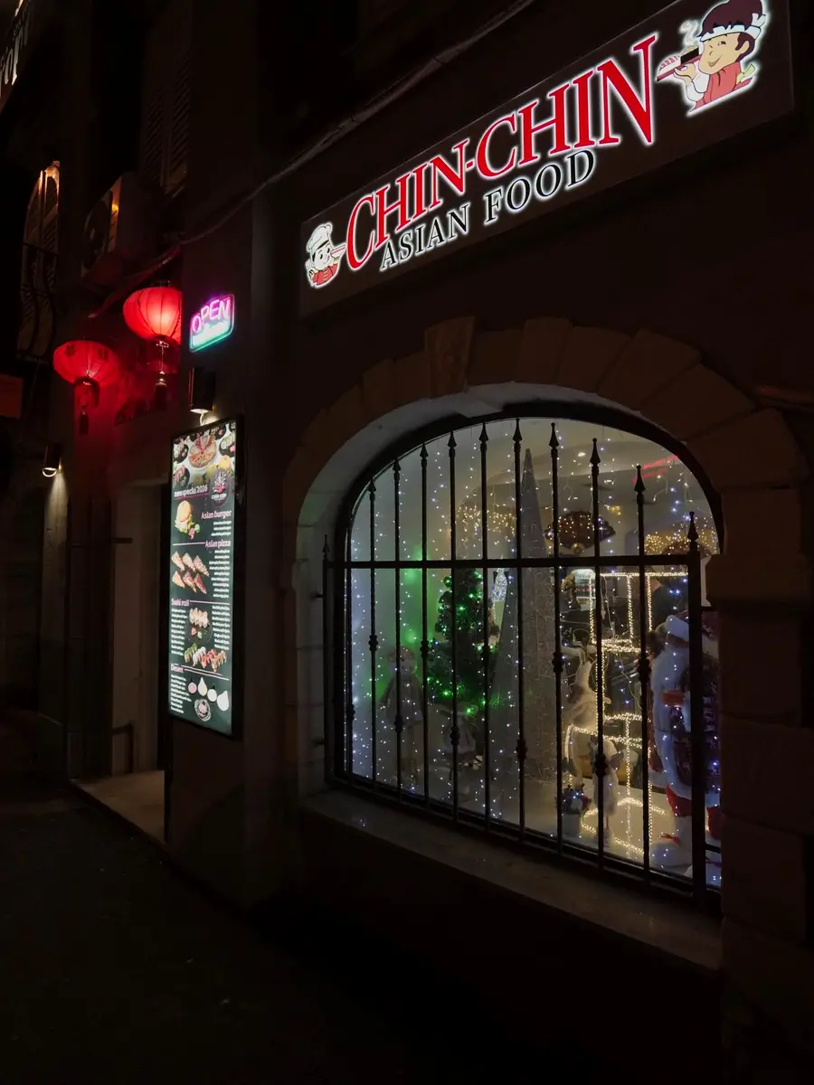 Ulaz u restoran Chin-Chin Asian Food noću, Titov trg 6, Rijeka